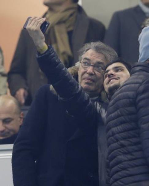Anche Moratti non pu schivare il classico selfie con un tifoso. Ap